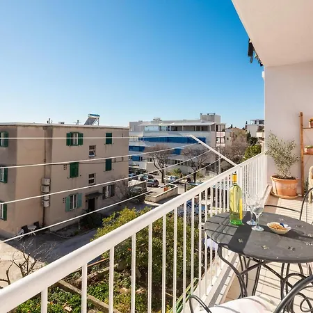 Fabula - W Balcony 4 Min Walk To Apartment